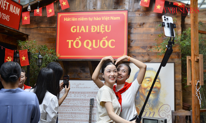 <p class="Normal"
Không 789bet uy tín tại đây giúp du khách có thể có nhiều những bức ảnh đẹp. “Nhiều góc chụp ảnh rất đẹp nên em và các bạn đã rủ nhau tới đây chụp ảnh, lưu giữ lại khoảnh khắc nhân dịp 80 năm Quốc khánh 2/9”, bạn Vũ Hương Ly &lpar;bên trái&rpar; cho biết.</p