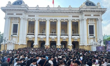 &#039;Cò vé&#039; xếp hàng từ 3h sáng &#039;săn&#039; vé concert miễn phí, bán lại với giá ‘cắt cổ’
