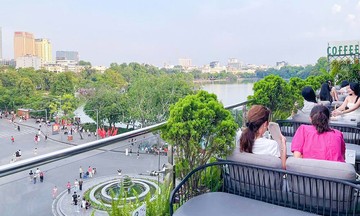 Hà Nội: Cafe ‘view diễu binh’ cháy chỗ, giá thuê từ 250.000 đến 1 triệu đồng/người