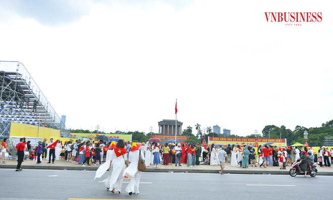 <p class="Normal">
Chỉ còn vài ngày nữa là tới dịp Kỷ niệm 80 năm ngày Cách mạng tháng Tám và Quốc khánh 2/9, tại nhiều tuyến phố Hà Nội, đặc biệt khu vực Quảng trường Ba Đình đã thu hút hàng nghìn lượt khách đến tham quan, chụp ảnh.</p>