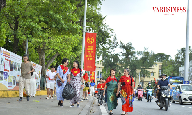 <p class="Normal">
Đây cũng là điểm check-in quen thuộc của du khách trong và ngoài nước mỗi khi đặt chân tới Hà Nội. Những ngày này, địa điểm càng thêm nhộn nhịp khi đón hàng nghìn lượt khách tìm đến ghi lại khoảnh khắc kỷ niệm.</p><p class="Normal" style="text-align:right;"><strong>Anh Tú</strong></p>