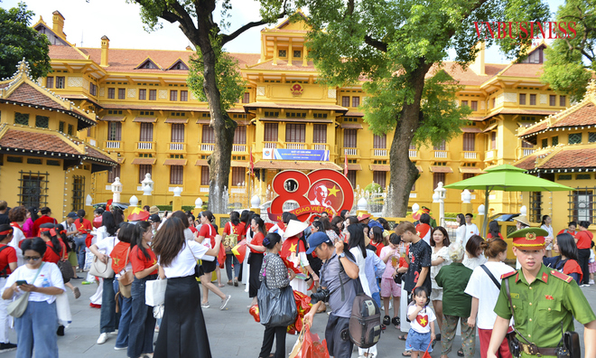 <p class="Normal">
Đây cũng chính là thời điểm dịch vụ chụp ảnh nhanh chóng “lên ngôi”, khi được nhiều người lựa chọn để ghi lại những khoảnh khắc đẹp và đầy ý nghĩa.</p>