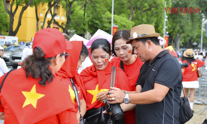 <p class="Normal">
Vừa hướng dẫn "nàng thơ" tạo dáng, vừa nhanh tay bắt khoảnh khắc đẹp, anh Nguyễn Thành Công, một tay máy tự do cho biết, chụp ảnh dịch vụ kiểu này không mấy vất vả, chụp xong trả file ngay, không cần mất công hậu kỳ, mức thu nhập vì thế cũng tăng gấp nhiều lần so với ngày thường.</p>