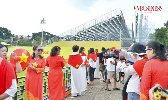 <p class="Normal">
“Dịp lễ Quốc khánh 2/9 này khách đặt lịch chụp về chủ đề yêu nước rất đông. Trung bình mỗi ngày tôi nhận chụp cho 12 - 20 khách, thu nhập trung bình khoảng 5 - 8 triệu đồng/ngày, cao hơn gấp nhiều lần so với những ngày thường”. Anh Công cho biết.</p>