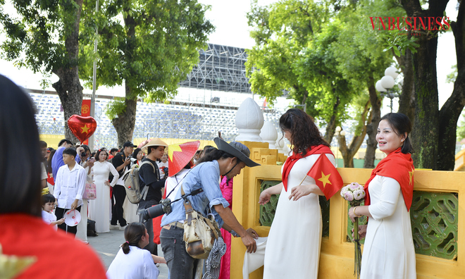 <p class="Normal">
Không chỉ thợ ảnh dạo, nhiều studio cũng nhanh chóng bắt kịp xu hướng, tung ra các gói concept Quốc khánh 2/9 kèm áo dài, quốc kỳ, phụ kiện... Giá dịch vụ dao động từ 500.000 - 2 triệu đồng, tùy số lượng ảnh và thời gian chụp.</p>