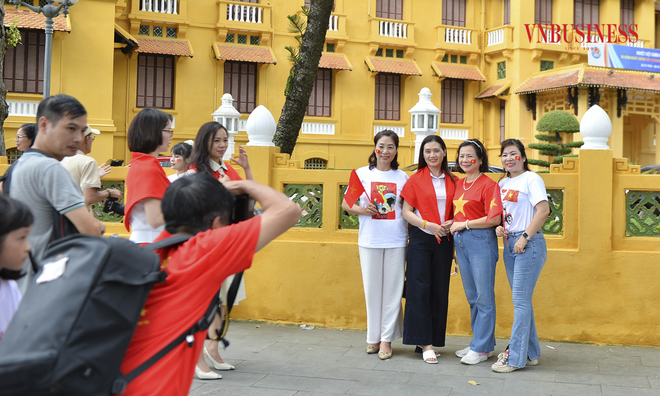 <p class="Normal">
Không chỉ các thợ ảnh chuyên nghiệp, nhiều sinh viên có máy ảnh cũng tranh thủ nhận chụp. Ngoài ra, các tiệm cho thuê áo dài, phụ kiện như cờ, nón lá, hoa sen… cũng "ăn theo" mùa chụp, giá thuê từ 50.000 đến 150.000 đồng/bộ.</p>