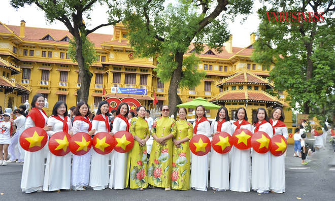 <p class="Normal">
Dù chi phí cao, nhưng nhiều người vẫn sẵn sàng chi trả để sở hữu bộ ảnh chỉn chu, màu sắc rực rỡ, vừa “bắt trend” lại vừa mang ý nghĩa tinh thần đặc biệt để hưởng ứng đại lễ kỷ niệm 80 năm Cách mạng Tháng Tám và Quốc khánh 2/9.</p>