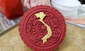 Bánh Trung thu đặc biệt hình &#039;cờ đỏ sao vàng&#039; thu hút người tiêu dùng