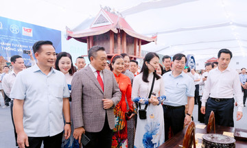 Chủ tịch UBND Thành phố Trần Sỹ Thanh tham quan Không gian Truyền thống và Sáng tạo Hà Nội 2025