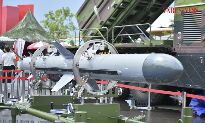 <p class="Normal">
Tên lửa Sông Hồng &lpar;VSM-01A&rpar; với vận tốc bay cận âm, tầm bắn lên tới 80km do Tập đoàn Viettel nghiên cứu và sản xuất.</p>