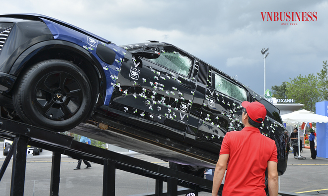 <p class="Normal">
Đáng chú ý là mẫu xe Lạc Hồng 900LX phiên bản chống đạn. Chiếc xe này đã trải qua quá trình kiểm thử tại trung tâm Beschussamt Ulm &lpar;đơn vị kiểm thử tại Đức&rpar; với 440 lần đạn bắn vào nhiều vị trí, 11 lần nổ mìn từ dưới gầm và trên nóc.</p>