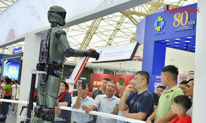 <p class="Normal">
Các mẫu robot của Vingroup do các kỹ sư Việt Nam thiết kế thu hút được nhiều sự chú ý của khách tham quan triển lãm. Những mẫu robot này do công ty VinRobotics, VinMotion của Vingroup nghiên cứu, sản xuất.</p>