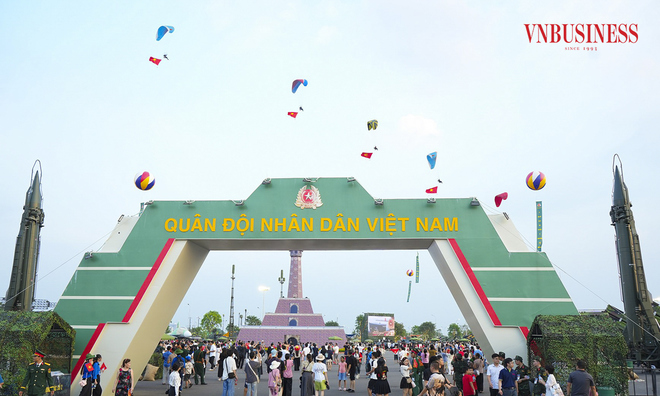 <p class="Normal">
Khu trưng bày ngoài trời của Bộ Quốc Phòng với nhiều chủng loại khí tài hiện đại, thu hút đông đảo khách đến tham quan và check-in.<br /> </p>