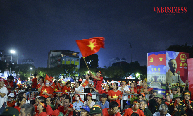 <p class="Normal">
Mặc dù đến 6h30 ngày 30/8, lễ tổng duyệt mới chính thức bắt đầu, tuy nhiên từ chập tối 29/8 trên khắp các ngả đường nơi các đoàn đi qua, hàng vạn người dân và du khách đã đổ về, háo hức chờ đợi.</p>