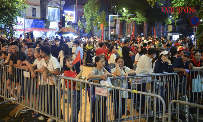 <p class="Normal">
Càng gần đến thời điểm tổng duyệt bắt đầu, lượng người đổ về càng đông.</p>