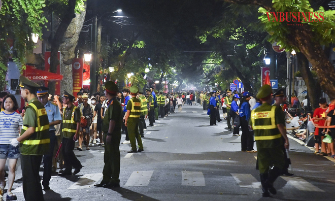 <p class="Normal">
Lực lượng chức năng và các tình nguyện viên được huy động tối đa để đảm bảo an toàn, an ninh trật tự trên các tuyến phố có đoàn diễu binh, diễu hành đi qua.</p><p class="Normal" style="text-align:right;"><strong>Xuân Hòa</strong></p>