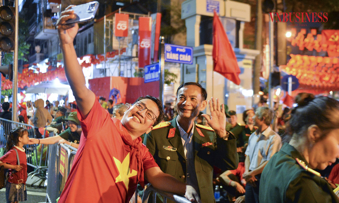 <p class="Normal">
Nhiều người tranh thủ ghi lại những khoảnh khắc rực rỡ của ngày hội non sông.</p>