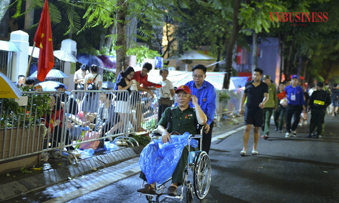 <p class="Normal">
Cựu chiến binh Vũ Văn Cương &lpar;78 tuổi, ở Hà Nội&rpar; được tình nguyên viên hỗ trợ về khu vực ưu tiên.</p>