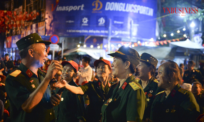 <p class="Normal">
Các cựu chiến binh từ mọi miền đất nước, mang theo niềm tự hào và sự xúc động, chờ đợi giây phút tổng duyệt diễu binh diễn ra vào sáng 30/8.</p>