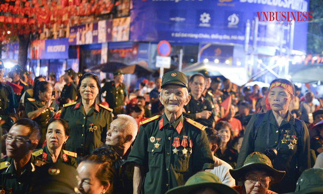 <p class="Normal">
Chia sẻ với <a href="http://VnBusiness">VnBusiness</a>, ông Đỗ Khắc Thắng &lpar;cựu chiến binh 87 tuổi, xã Tân Yên, tỉnh Bắc Ninh&rpar; hồ hởi cho biết: "Với thế hệ chúng tôi, vẫn còn có cơ hội được xem diễu binh, diễu hành nhân dịp kỷ niệm 80 năm ngày Độc lập là điều may mắn, hạnh phúc lắm rồi. Chúng tôi rất tự hào khi đã được góp một phần công sức nhỏ bé cho độc lập dân tộc".</p>