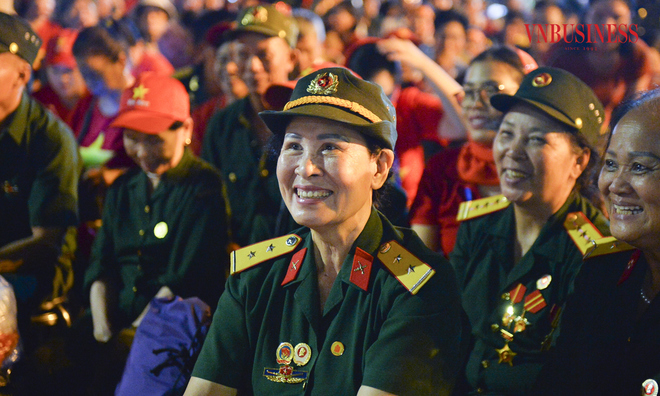 <p>
Cùng tâm trạng với ông Thắng, bà Lê Thanh Mai &lpar;cựu chiến binh 73 tuổi, đến từ Bắc Ninh&rpar; cho biết: "Chúng tôi đã có mặt ở đây từ buổi trưa, tối nay thời tiết có mưa nên cũng vất vả, nhưng chúng tôi có tinh thần của người lính, hơn nữa có đồng đội kề bên nên tôi cảm thấy rất phấn khởi và tràn đầy năng lượng".</p>