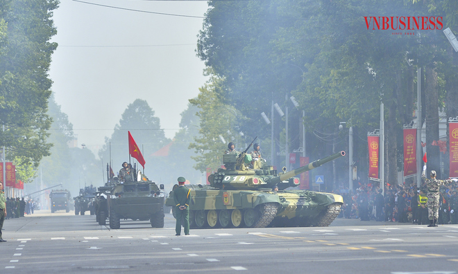 <p>
Khí tài hạng nặng, trong đó một số chủng loại xe tăng đã được Việt Nam cải tiến, hiện đại hóa như T54B và T55, xe tăng T-90S và T-62. </p>