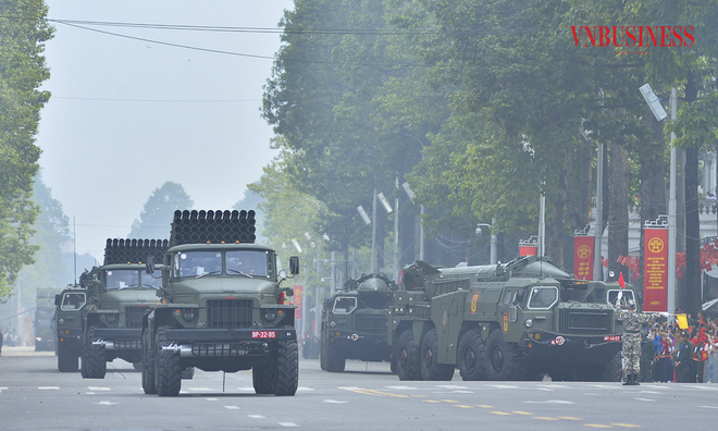 <p class="Normal">
Cũng tại buổi lễ, lần đầu tiên cho ra mắt một số phương tiện kỹ thuật, khí tài quân sự hiện đại hiện đại do các Tập đoàn, Công ty công nghiệp quốc phòng Việt Nam nghiên cứu và phát triển.</p>