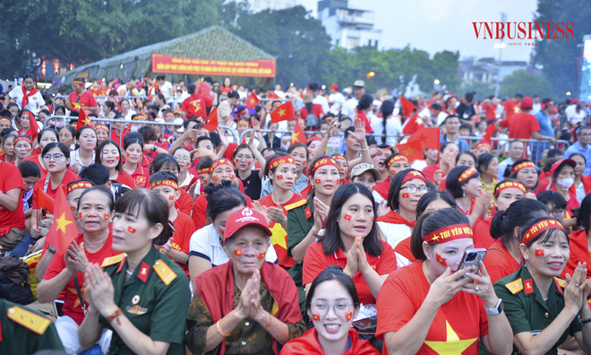 <p class="Normal">
Không phân biệt tuổi tác, vùng miền, hàng vạn trái tim Việt Nam cùng hòa chung niềm hân hoan, tự hào, chào đón các khối diễu binh, diễu hành.</p>
