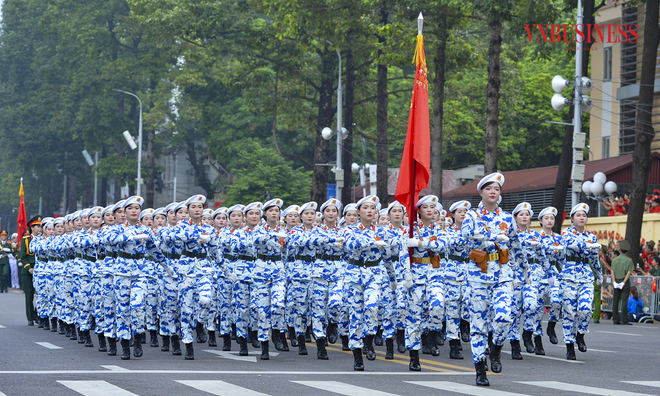 <p class="Normal">
Khắc ghi lời Bác Hồ dạy “Người thầy thuốc giỏi đồng thời phải là người mẹ hiền”, những nữ sĩ quan Quân y đã làm việc quên mình, lập nhiều thành tích đặc biệt xuất sắc.</p>