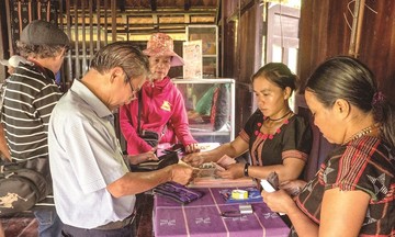 Phụ nữ dân tộc Cơ Tu ở làng Zara ‘dệt ra tiền’ với nghề thổ cẩm