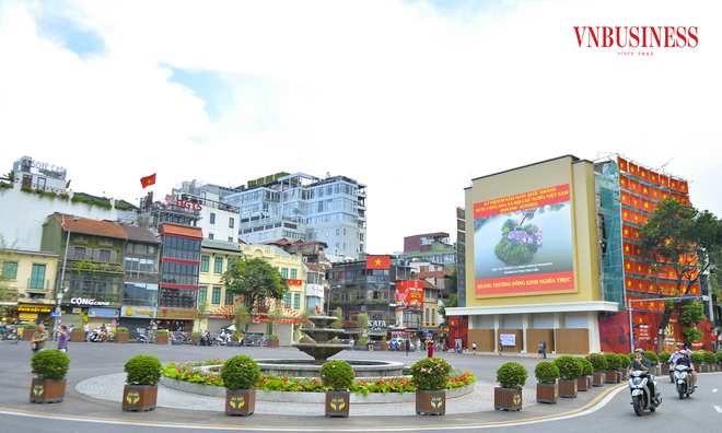 <p class="Normal">
Sau chỉnh trang giai đoạn 1, quảng trường Đông Kinh Nghĩa Thục rộng 1,4 ha trở thành không gian xanh, sạch, đẹp thoáng đãng kết nối với phố cổ Hoàn Kiếm và không gian phố đi bộ và vùng phụ cận.</p>