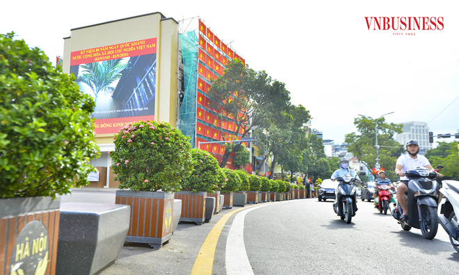 <p class="Normal">
Dự án cải tạo Quảng trường Đông Kinh Nghĩa Thục được chia làm 2 giai đoạn. Giai đoạn 1 đã hoàn tất, gồm hạ giải tòa nhà Hàm cá mập &lpar;số 1-3-5 Đinh Tiên Hoàng&rpar; và chỉnh trang nhà hàng Thủy Tạ.</p>