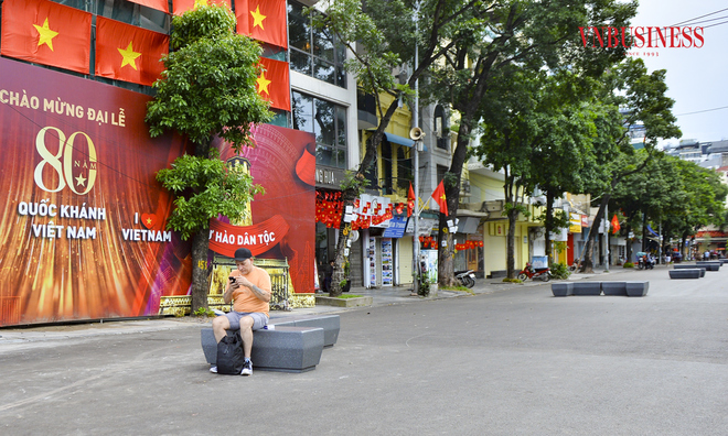 <p class="Normal">
Các hộ dân trên tuyến phố cũng tự chỉnh trang mặt đứng, mái che, mái vẩy để đảm bảo mỹ quan đô thị.</p>