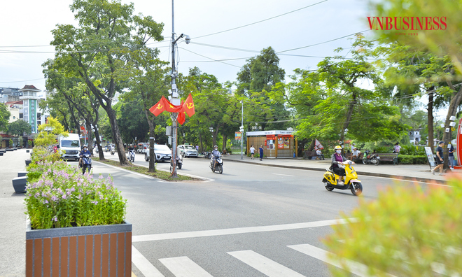 <p class="Normal">
Đường Đinh Tiên Hoàng, nhiều hạng mục được điều chỉnh như di dời bãi xe, phá dỡ dải phân cách, giữ nguyên hệ thống cây xanh, tổ chức lại giao thông và bổ sung chậu cây di động có thể dịch chuyển sát vỉa hè khi cần thiết.</p>