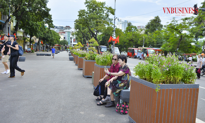 <p class="Normal">
Nhiều ghế đá được bố trí quanh các chậu hoa cảnh tại Quảng trường Đông Kinh Nghĩa Thục, phục vụ người dân dừng chân thư giãn.</p>