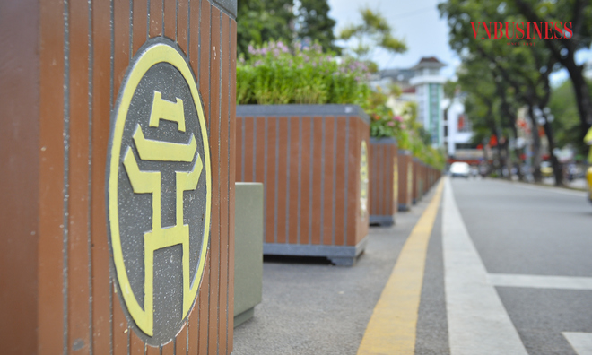 <p class="Normal">
Những chậu hoa được thiết kế gắn biểu tượng Khuê Văn Các, ngăn cách người đi bộ với bên ngoài vừa tạo mỹ quan đô thị, vừa đảm bảo an toàn cho các hoạt động tại khu vực bên trong.</p>