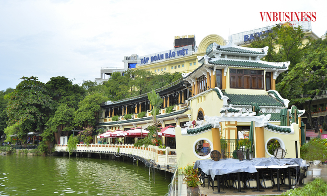 <p>
Các hạng mục mái che, mái vẩy và các công trình phụ trợ của nhà hàng Thuỷ Tạ gần đó cũng đã được khôi phục nguyên trạng kiến trúc ban đầu.</p>