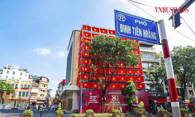<p class="Normal">
Nhờ diện mạo mới, phố Đinh Tiên Hoàng cùng Quảng trường Đông Kinh Nghĩa Thục nhanh chóng trở thành điểm dừng chân hấp dẫn của đông đảo người dân và du khách.</p>