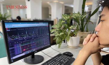 VN-Index gặp khó trên đường trở lại ‘đỉnh’