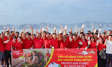 Gần 600 “chiến binh” Vietjet đồng loạt ra quân làm sạch biển Hạ Long
