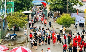 Lễ hội chọi trâu Đồ Sơn thu hút hàng vạn lượt khách, giá thịt &#039;trâu chọi&#039; 3 triệu đồng/kg