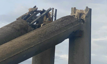 Khi cột điện ở Hà Tĩnh gãy sau bão, lộ ra điều gì bên trong lớp bê tông?