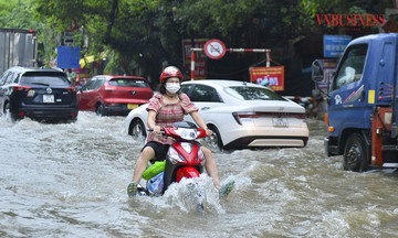 Mưa lớn từ sáng sớm, phố phường Hà Nội chìm sâu trong nước