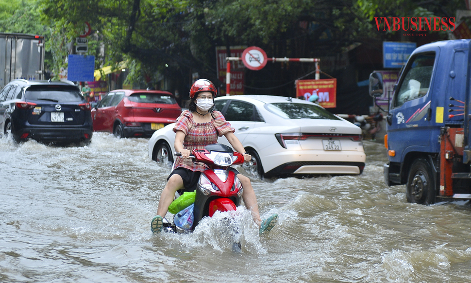 Mưa lớn từ sáng sớm, phố phường Hà Nội chìm sâu trong nước