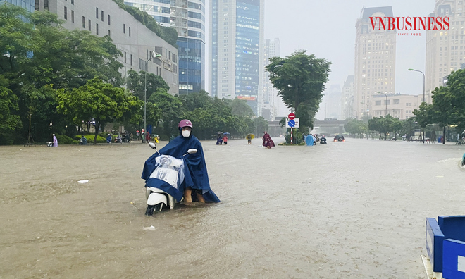 <p class="Normal">
Khu vực Dương Đình Nghệ vốn được gọi vui là "cảng nước sâu" mỗi khi trời có mưa to. Sáng nay cũng vẫn giữ vững "danh xưng" khi trở thành nỗi lo ngại lớn nhất cho người tham gia giao thông phải đi qua đây.</p>