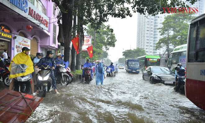 <p class="Normal">
Khu vực Xa La – Phan Trọng Tuệ mênh mông biển nước, các phương tiện di chuyển vô cùng khó khăn.</p>