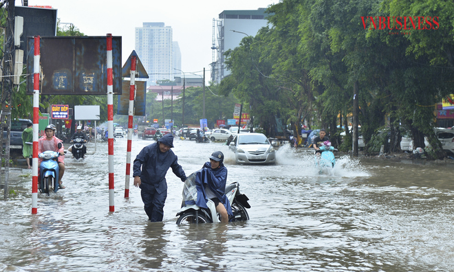 <p class="Normal">
Nước ngập sâu, nhiều phương tiện chết máy, hỏng hóc.</p>