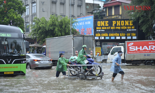 <p class="Normal">
Nhiều người dân tranh thủ sử dụng các phương tiện thô sơ để làm dịch vụ “cứu hộ”.</p>