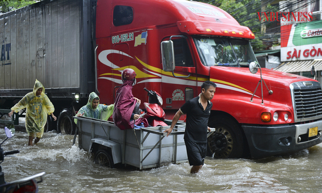 <p class="Normal">
Anh Bùi Hoàng Hải &lpar;áo mưa đỏ&rpar; chia sẻ, chi phí 1 chuyến xe kéo qua đoạn úng ngập là 100 nghìn cho cả người và xe. Hơi tốn kém, nhưng đành phải vậy, còn hơn là hỏng xe.</p>