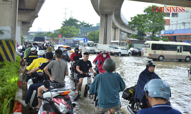 <p>
Tại khu vực đoạn bến xe Yên Nghĩa hầu hết xe máy khi di chuyển qua đây đều phải nối đuôi nhau bám dải phân cách để đi qua đoạn úng ngập.</p>